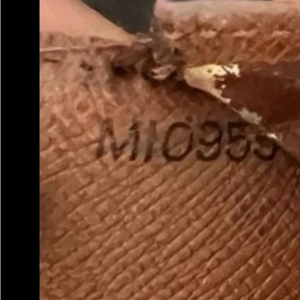 AUTHENTIC LOUIS VUITTON MONOGRAM SARAH WALLET MI0955